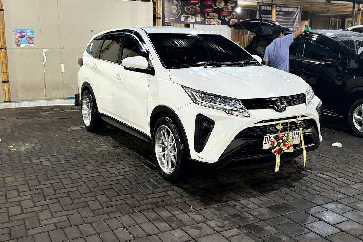 Modern airport transfer SUV ready for evening pickup