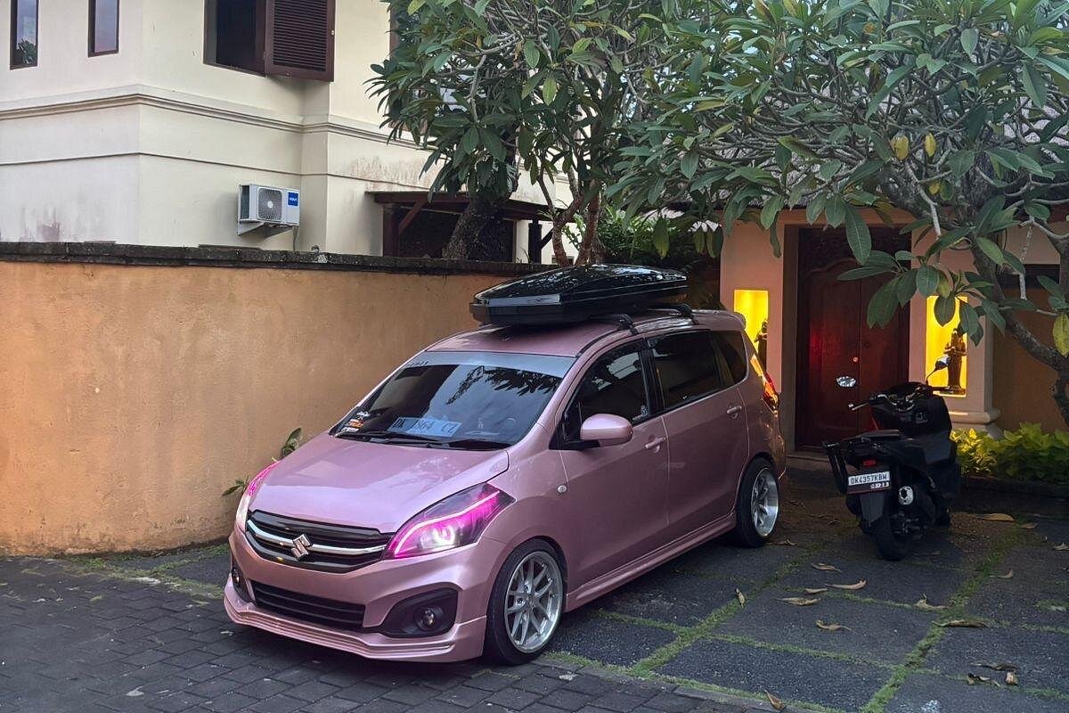 Family van with roof box for travellers with extra luggage