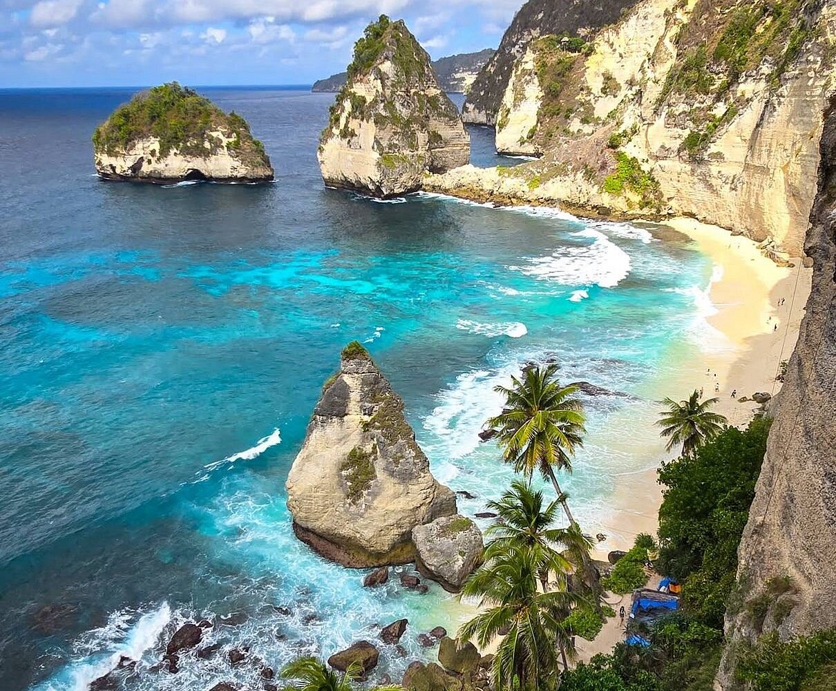 Cliffside path with sweeping ocean views, Nusa Penida